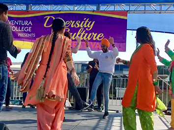 Indian - Punjabi dance group: Nachidian Vanjarana