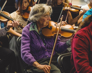 Miriam Schwab playing the violin