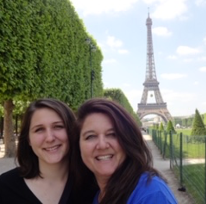 Lisa Putnam and her daughter posing while on vacation