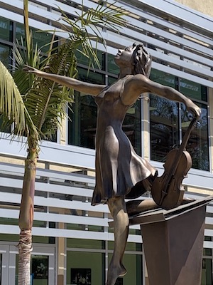 Miriam schwab statue 300x400