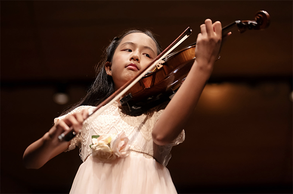 Isabella Zhou 2025 Headshot