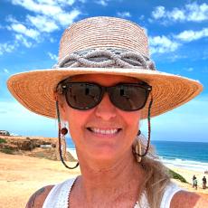 Picture of ESL Instructor Wendy Treuhaft Bencivengo with sunglasses and hat at the beach